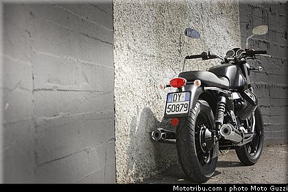 v7_stone_022_moto_guzzi_2012.jpg