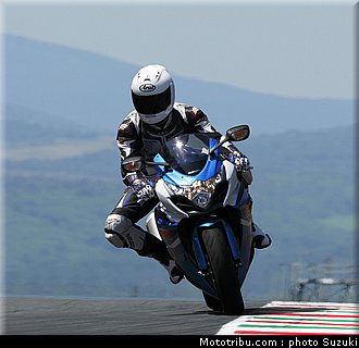 suzuki_2012_1000_gsxr_010.jpg