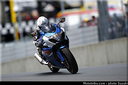 suzuki_2012_1000_gsxr_012.jpg