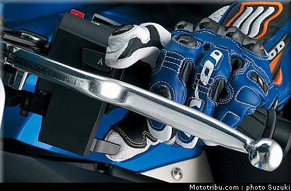suzuki_2012_1000_gsxr_039.jpg