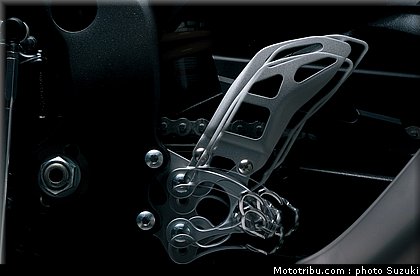 suzuki_2012_1000_gsxr_044.jpg