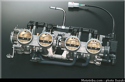 suzuki_2012_1000_gsxr_053.jpg