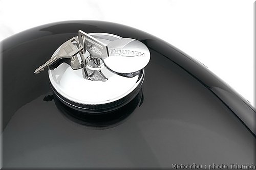 040_bonneville_fuel_filler_cap_lockable.jpg