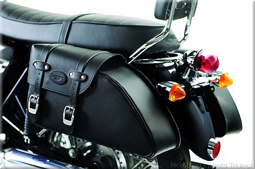 044_bonneville_leather_panniers.jpg