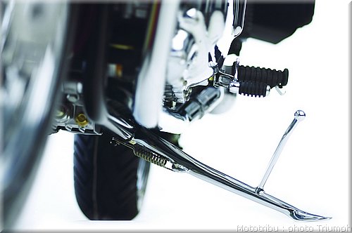 050_bonneville_side_stand_chrome.jpg