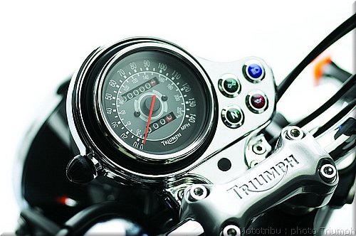 055_bonneville_speedo_facia_chrome.jpg