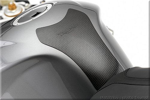 034_d675_carbon_tankpad.jpg