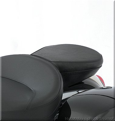 0118_rocket3_touring_comfort_pillion_seat_011.jpg