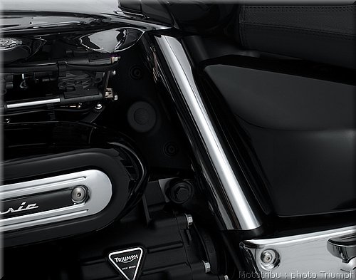 0120_rocket3_touring_frame_cover_kit_chrome_013.jpg