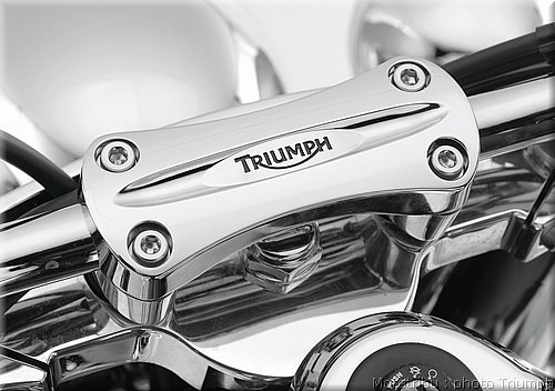 0128_rocket3_touring_handlebar_clamp_logo_chrome_021.jpg