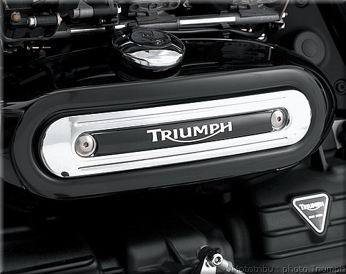 0149_rocket3_touring_oil_tank_embellisher_triumph_042.jpg