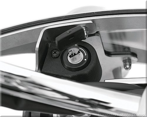 0173_rocket3_touring_windshield_lock_kit_066.jpg