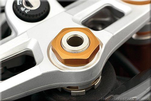 014_street_triple_anodised_top_yoke_nut.jpg
