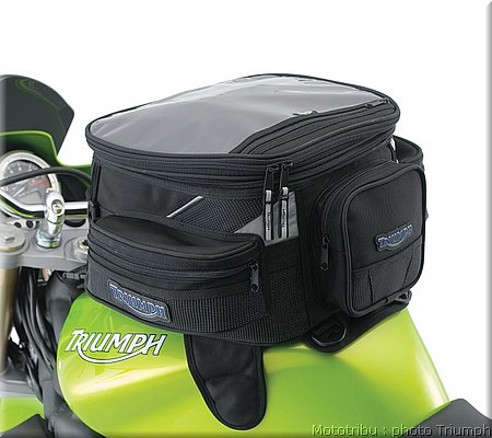 026_street_triple_magnetic_tank_bag.jpg