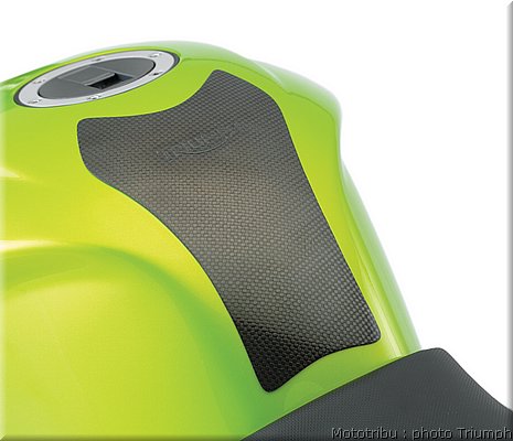 034_street_triple_tank_pad_carbon_fibre.jpg