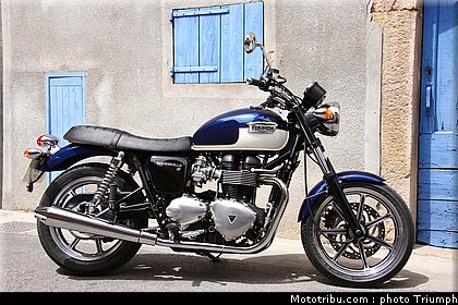 triumph_bonneville_se_2_2009.jpg