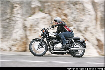 triumph_bonneville_t_100_7_2009.jpg