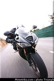 triumph_daytona_675_003_2009.jpg