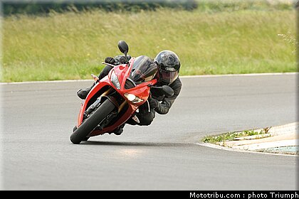 triumph_daytona_675_005_2009.jpg