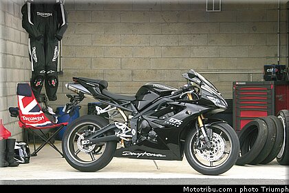 triumph_daytona_675_007_2009.jpg