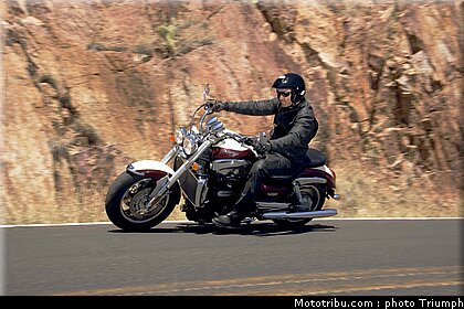 triumph_rocketIII_classic_4_2009.jpg