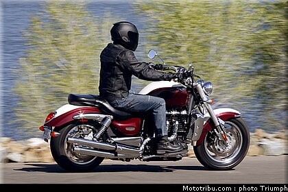 triumph_rocketIII_classic_8_2009.jpg