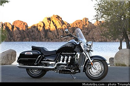 triumph_rocketIII_touring_1_2009.jpg