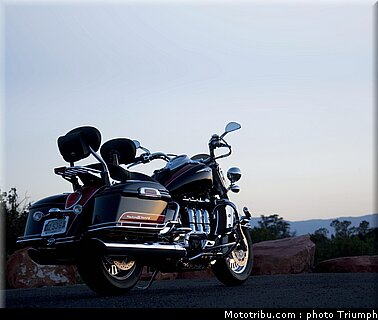 triumph_rocketIII_touring_3_2009.jpg