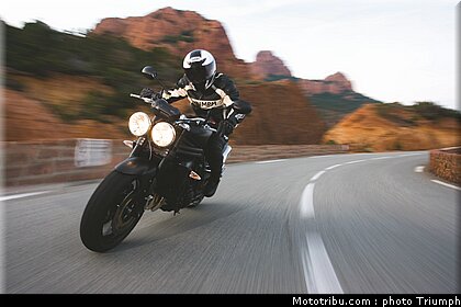 triumph_speed_triple_1_2009.jpg