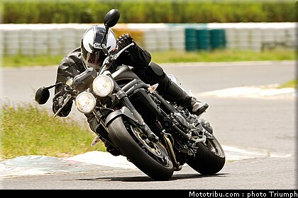 triumph_speed_triple_2_2009.jpg