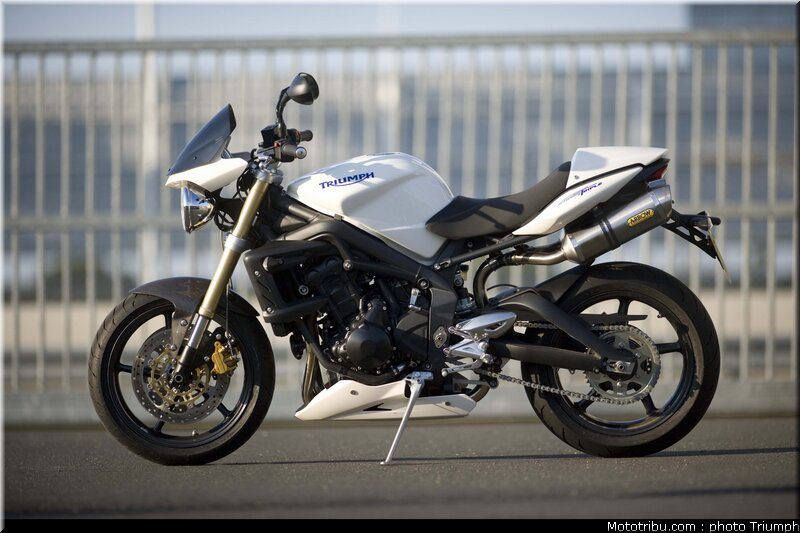 triumph_street_triple_1_2009