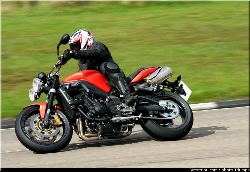 triumph_street_triple_r_1_2009