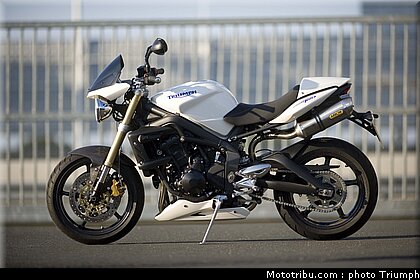 triumph_street_triple_1_2009.jpg