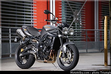 triumph_street_triple_r_4_2009.jpg