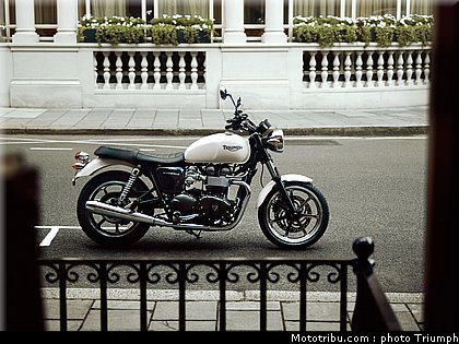triumph_bonneville_2_2010.jpg