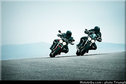 triumph_street_triple_1_2010.jpg