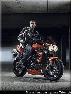triumph_street_triple_r_2_2010.jpg