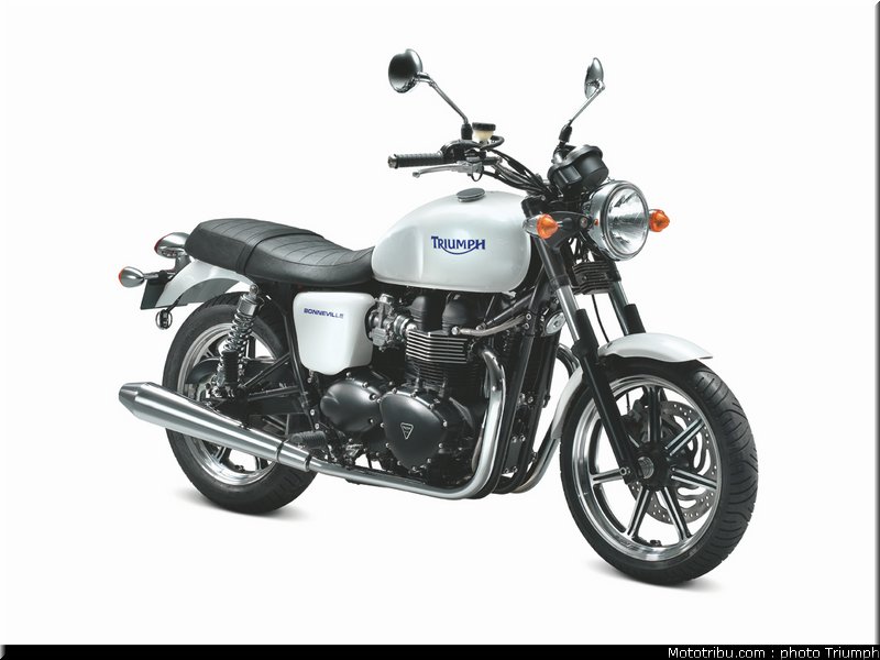 triumph_2011_bonneville_1