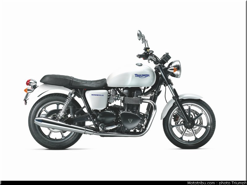 triumph_2011_bonneville_3