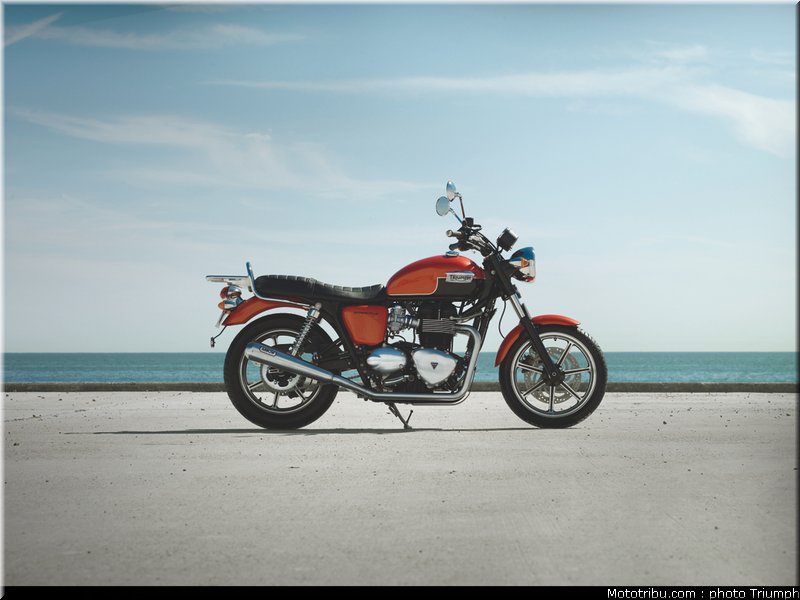 triumph_2011_bonneville_se_1