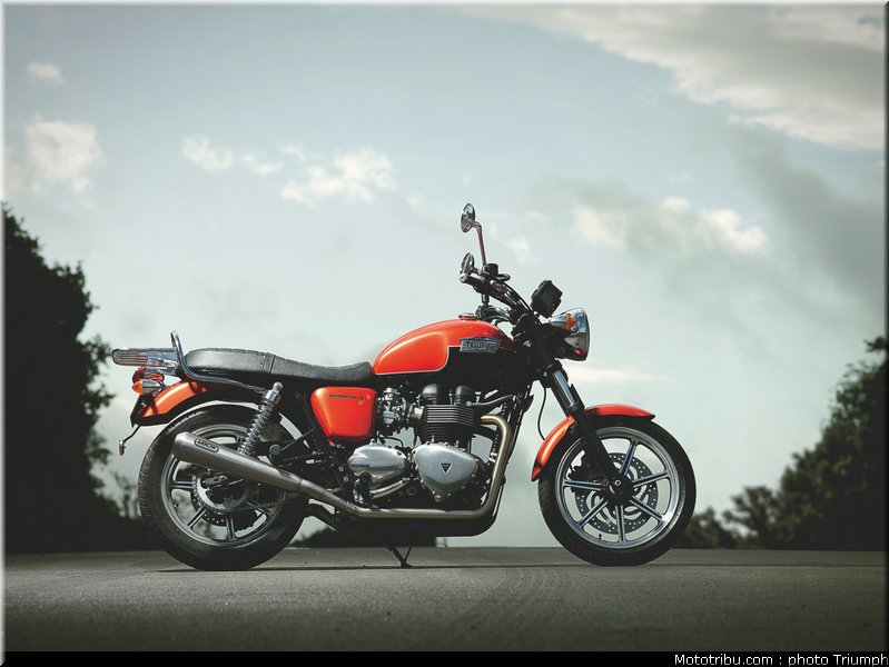 triumph_2011_bonneville_se_3