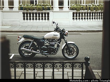 triumph_2011_bonneville_2.jpg