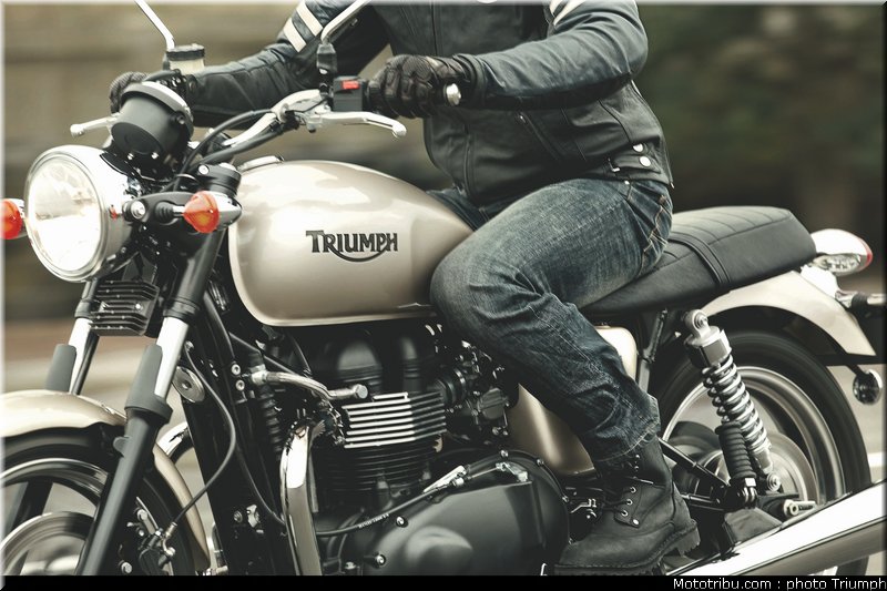 triumph_bonneville_1_2012