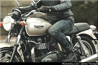 triumph_bonneville_1_2012.jpg