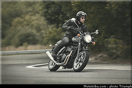 triumph_bonneville_4_2012.jpg