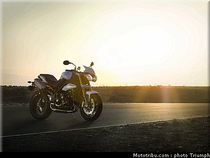 015_triumph_speed_triple_r_004_2012.jpg