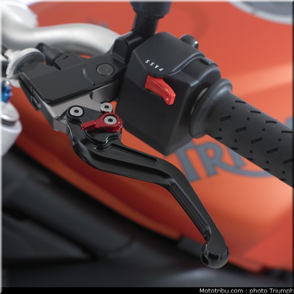 triumph_023_street_triple_2012_016