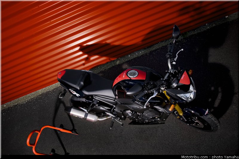 yamaha_fz8_red_line_2011_03