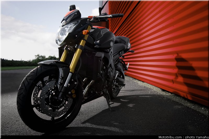 yamaha_fz8_red_line_2011_04