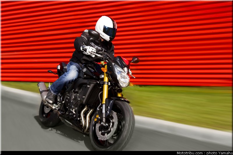 yamaha_fz8_red_line_2011_05